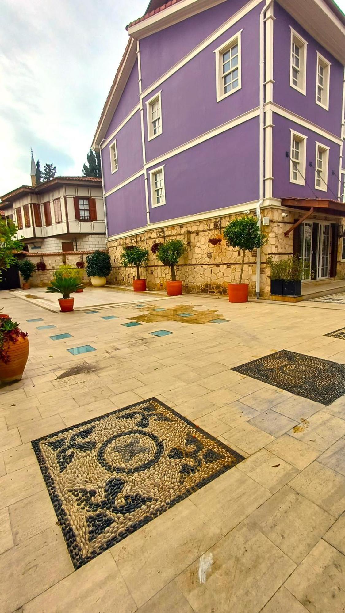 Daire Chic Garden Flat With Patio Near Hadrian's Gate Antalya